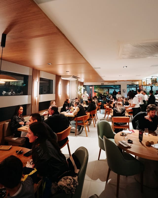 Salão do Nasai em uso, mesas ocupadas no jantar